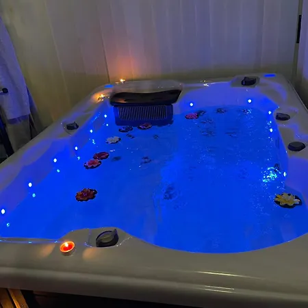 Houdarling Et Hammam Jacuzzi Et Sauna نيم